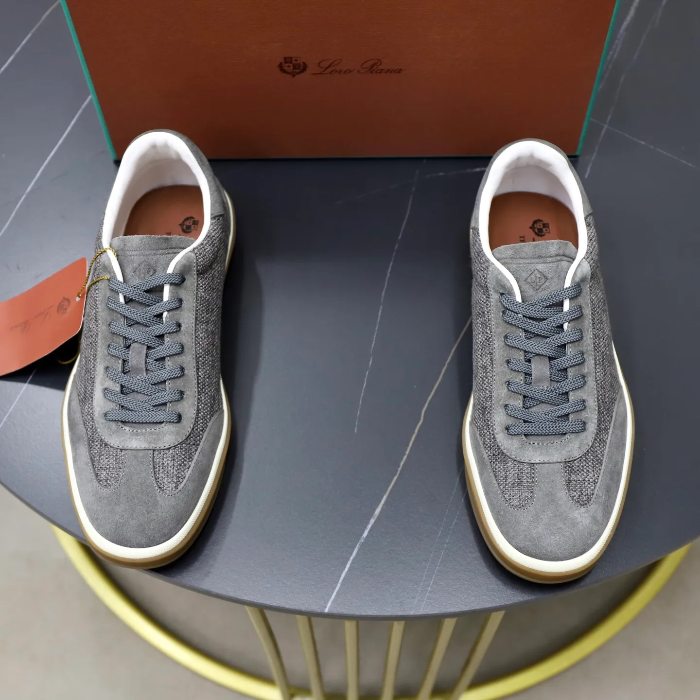 Ex-factory price: 540💰Loro Riana men’s moral training sneakers! Made from high-quality materials and designed in a low-cut silhouette, it offers an elegant and stylish look that's suitable for year-round wear. The unique double-layer sole aesthetic design, caramel cup-shaped outsole is decorated with off-white rubber trim, creating an attractive color combination. Pair with tailored pieces or jeans for a sophisticated yet casual look. The heel is decorated with soft cow leather tongue with Kummel color inserts and cotton laces with embossed LP logo. Upper: cow split suede stitching knitted fabric. Lining: original thickened soft sheepskin. Size: 38-39-40-41-42-43-44 (customized in 45.46)